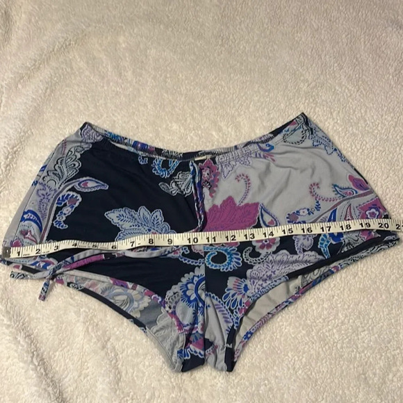 Youth beach shorts Mix and match bundle 3 or more $7 items and get them 3/$12 - Picture 6 of 10